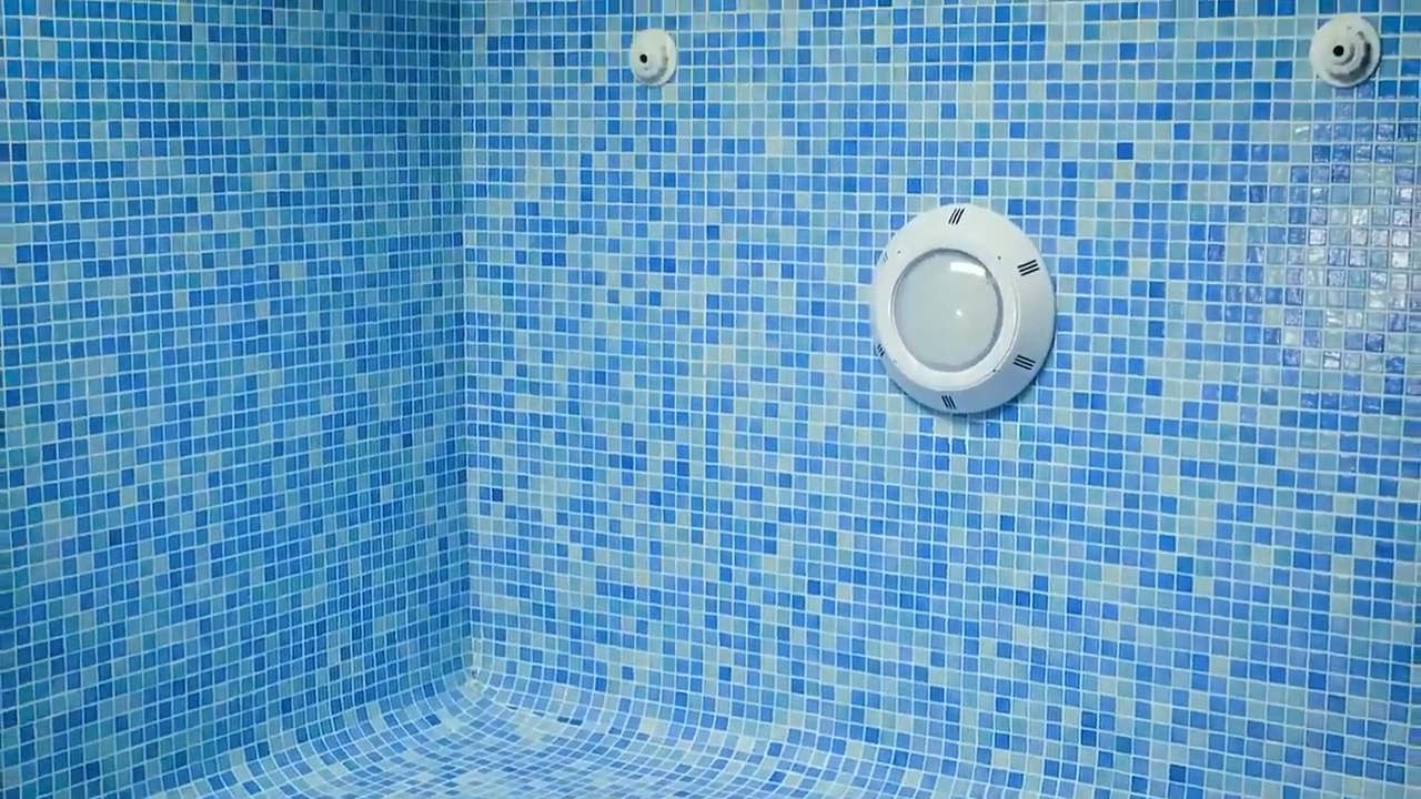 Claves para la colocación de azulejos en piscinas | BdB + Kerakoll